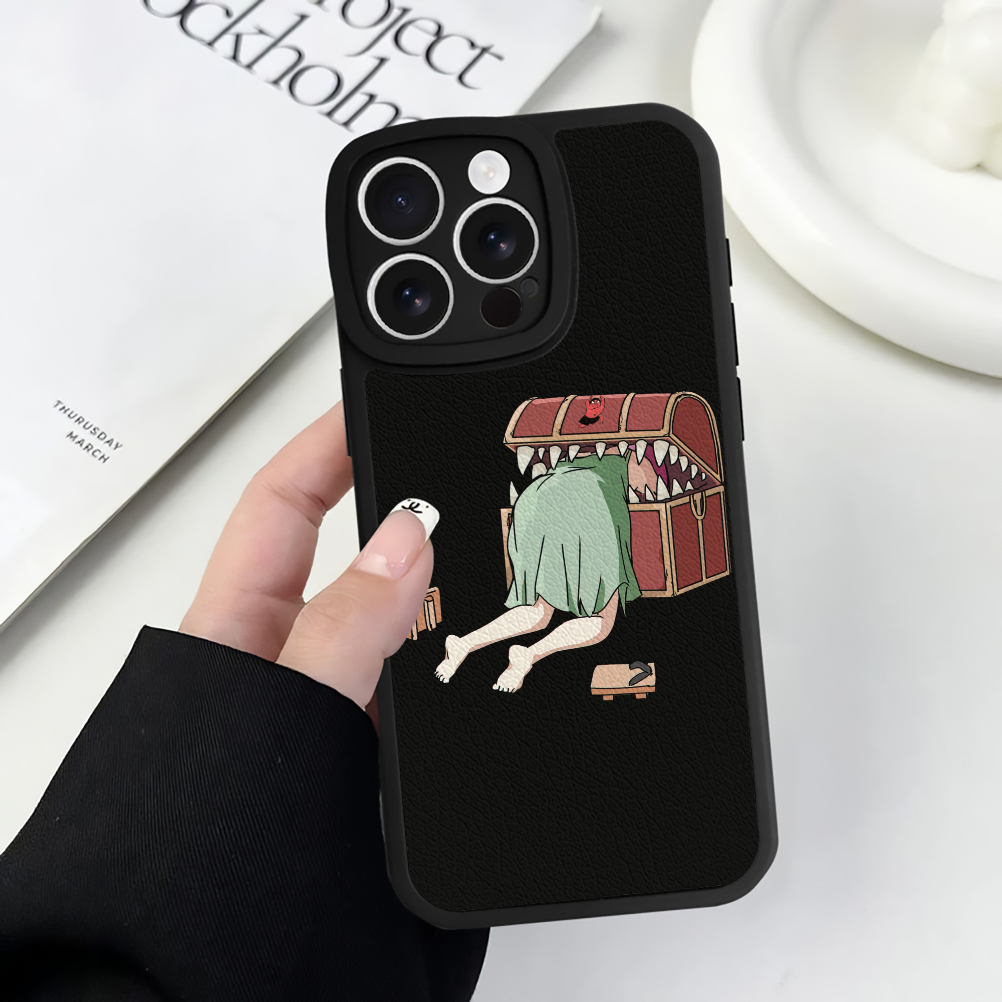（画像用） 葬送のフリーレン Frieren 【iPhone 16シリーズ対応】シリコンスマホケース（レザー調） 材質：シリコン